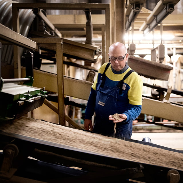 Unilin colleagues recycling wood